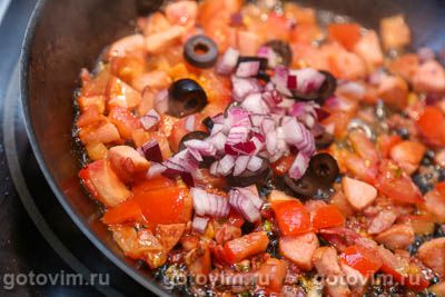 Греческий омлет с помидорами, маслинами и брынзой