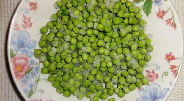 Салат с кальмарами, брынзой и зелёным горошком, пошаговый рецепт с фото