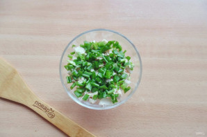 Салат с курицей, киви и грибами