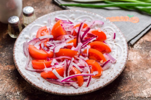 Закуска из помидоров и лука к шашлыку