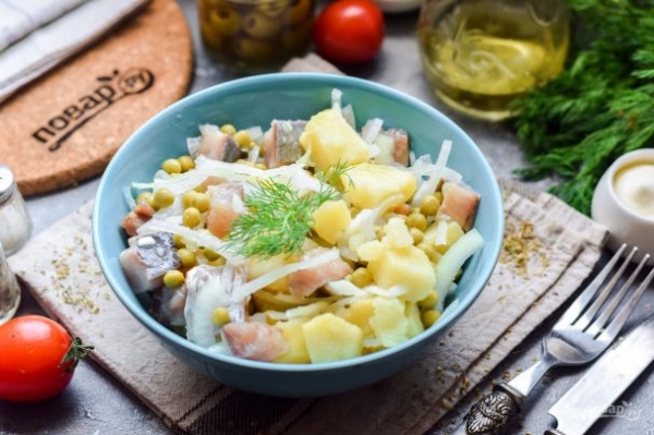 Салат из селедки с луком и горошком Салат из селедки с луком и горошком