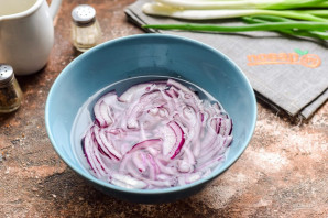 Закуска из помидоров и лука к шашлыку