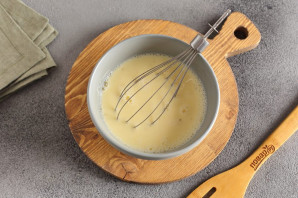 Рулетики из яйца, колбасы и сыра