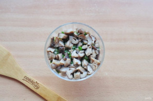 Салат с курицей, киви и грибами