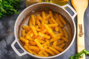 Паста с фетаксой и помидорами