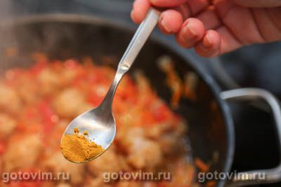 Рис с жареными колбасками и овощами
