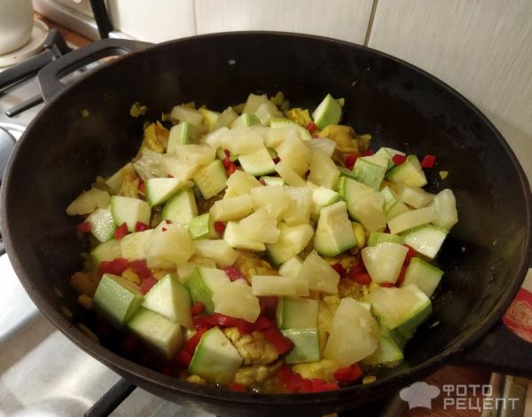 Рецепт: Курица карри с овощами - кабачками и ананасами