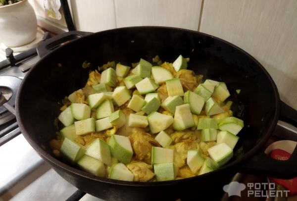 Рецепт: Курица карри с овощами - кабачками и ананасами