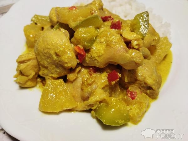 Рецепт: Курица карри с овощами - кабачками и ананасами