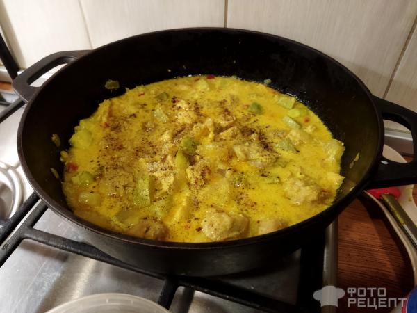 Рецепт: Курица карри с овощами - кабачками и ананасами