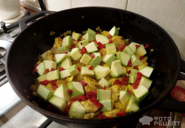 Рецепт: Курица карри с овощами - кабачками и ананасами