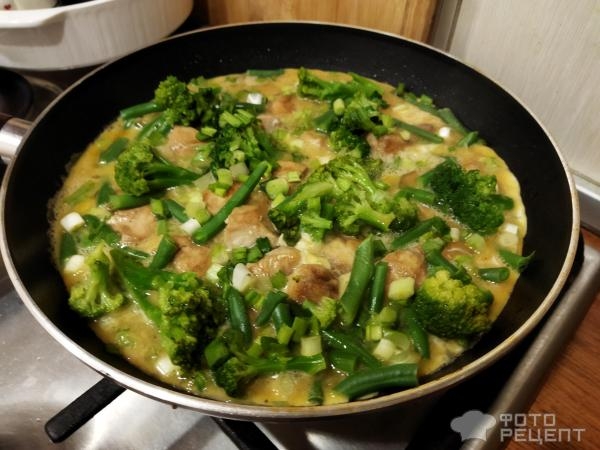 Рецепт: Куриное филе с брокколи и стручковой фасолью - на сковороде с яйцами и зеленью