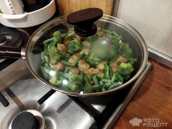 Рецепт: Куриное филе с брокколи и стручковой фасолью - на сковороде с яйцами и зеленью