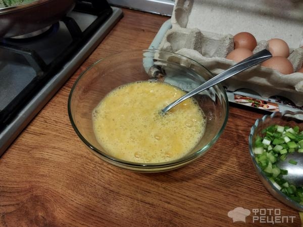 Рецепт: Куриное филе с брокколи и стручковой фасолью - на сковороде с яйцами и зеленью