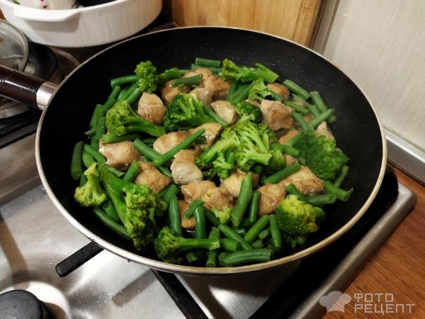 Рецепт: Куриное филе с брокколи и стручковой фасолью - на сковороде с яйцами и зеленью