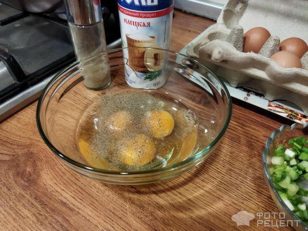 Рецепт: Куриное филе с брокколи и стручковой фасолью - на сковороде с яйцами и зеленью