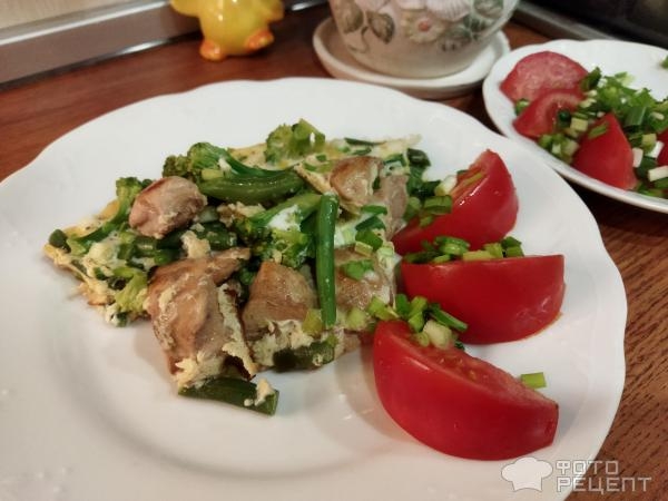 Рецепт: Куриное филе с брокколи и стручковой фасолью - на сковороде с яйцами и зеленью