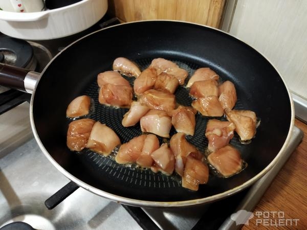 Рецепт: Куриное филе с брокколи и стручковой фасолью - на сковороде с яйцами и зеленью