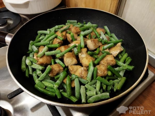 Рецепт: Куриное филе с брокколи и стручковой фасолью - на сковороде с яйцами и зеленью