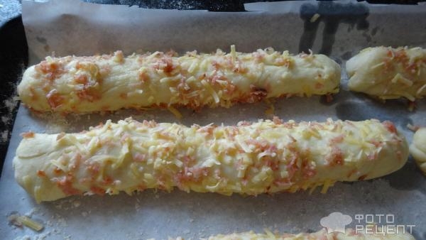 Рецепт: Мини багеты с обсыпкой из сыра и колбасы - Любимый хлебушек и детей и взрослых.