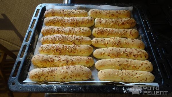 Рецепт: Мини багеты с обсыпкой из сыра и колбасы - Любимый хлебушек и детей и взрослых.