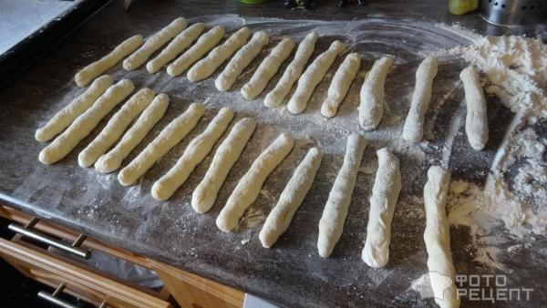 Рецепт: Мини багеты с обсыпкой из сыра и колбасы - Любимый хлебушек и детей и взрослых.