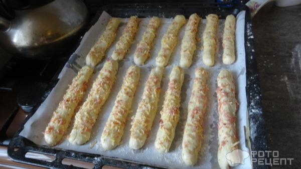 Рецепт: Мини багеты с обсыпкой из сыра и колбасы - Любимый хлебушек и детей и взрослых.