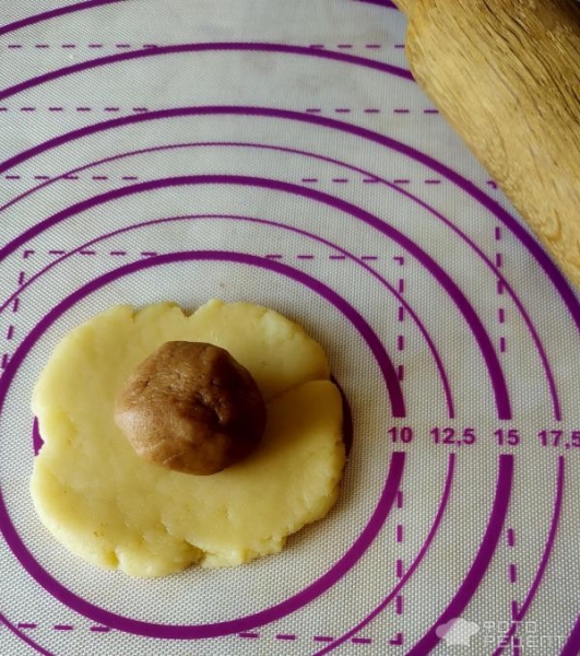 Рецепт: Печенье "Ромашка" - формовка изделия делает чудеса даже с обычным тестом