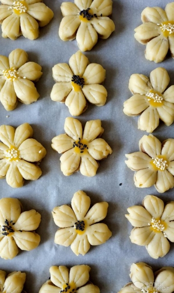 Рецепт: Печенье "Ромашка" - формовка изделия делает чудеса даже с обычным тестом