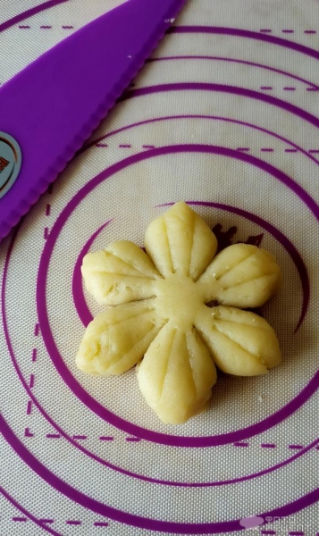 Рецепт: Печенье "Ромашка" - формовка изделия делает чудеса даже с обычным тестом