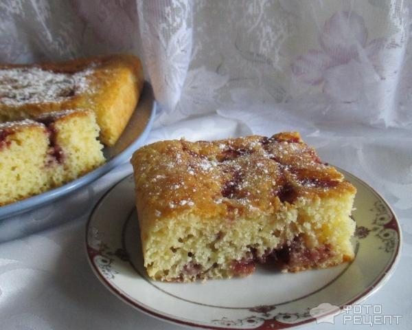 Рецепт: Пирог на кефире - с манкой и смородиновым вареньем