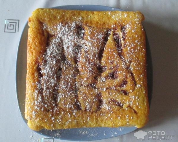 Рецепт: Пирог на кефире - с манкой и смородиновым вареньем