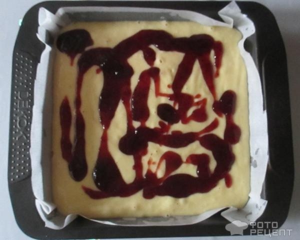 Рецепт: Пирог на кефире - с манкой и смородиновым вареньем