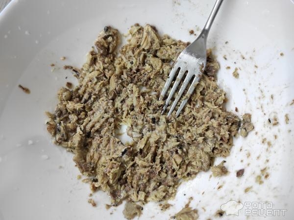 Рецепт: Салат из консервированной рыбы - Быстрый и вкусный салатик из бюджетных продуктов!