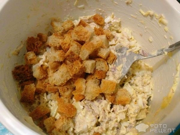 Рецепт: Салат с курицей - с сыром и сухариками