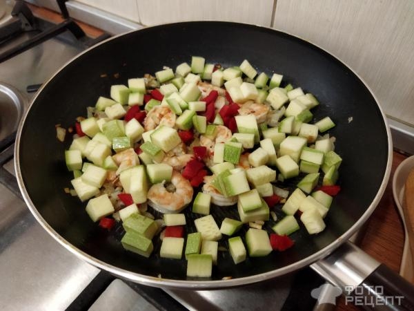 Рецепт: Тушеные кабачки - с креветками, на сковороде по-простому