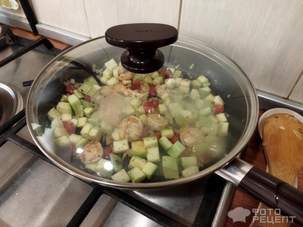Рецепт: Тушеные кабачки - с креветками, на сковороде по-простому