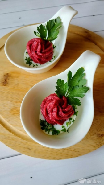 Рецепт: Закуска "Фаршированные яйца" - с начинками ассорти и окрашенным белком. Готовимся к Пасхе.