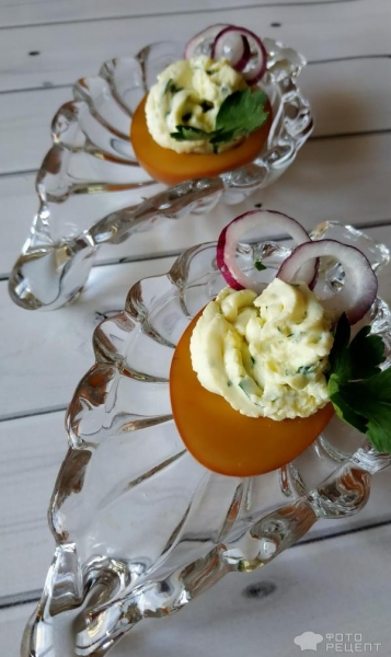 Рецепт: Закуска "Фаршированные яйца" - с начинками ассорти и окрашенным белком. Готовимся к Пасхе.