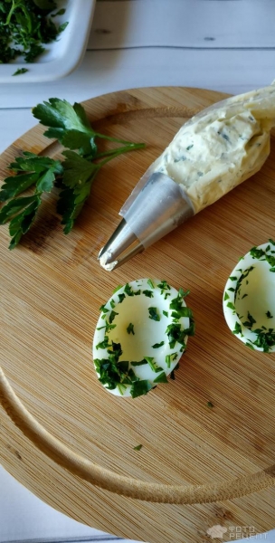 Рецепт: Закуска "Фаршированные яйца" - с начинками ассорти и окрашенным белком. Готовимся к Пасхе.