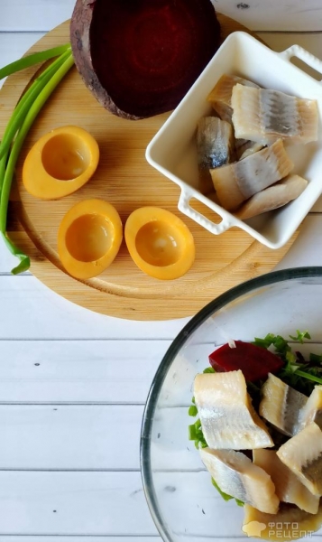 Рецепт: Закуска "Фаршированные яйца" - с начинками ассорти и окрашенным белком. Готовимся к Пасхе.