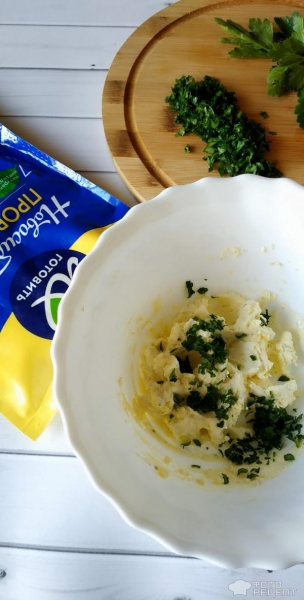 Рецепт: Закуска "Фаршированные яйца" - с начинками ассорти и окрашенным белком. Готовимся к Пасхе.