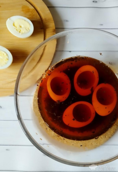 Рецепт: Закуска "Фаршированные яйца" - с начинками ассорти и окрашенным белком. Готовимся к Пасхе.