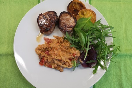 Свиные медальоны (вырезка) с тушеной в сливках молодой капустой