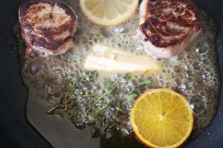 Свиные медальоны (вырезка) с тушеной в сливках молодой капустой