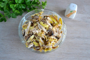 Салат с яичными блинчиками и шампиньонами