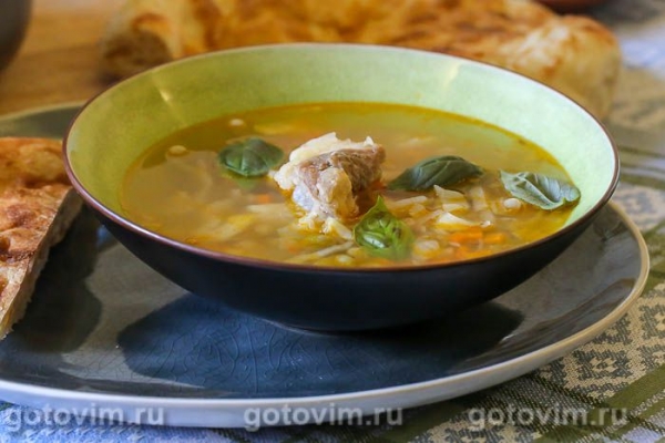 Суп из говядины с помидорами и консервированным зеленым горошком Суп из говядины с помидорами и консервированным зеленым горошком