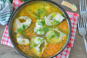 Минтай с бульоном в сковороде