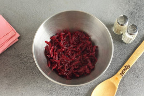 Свекла с сыром и орехами