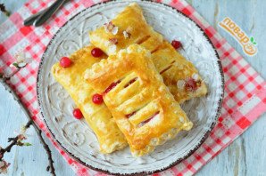 Слойки из слоеного теста с клюквой